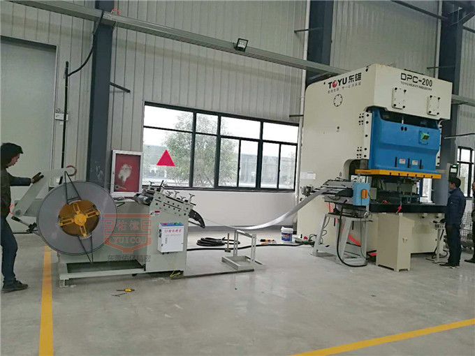 600沖床送料機卷料自動沖壓生產(chǎn)線實例